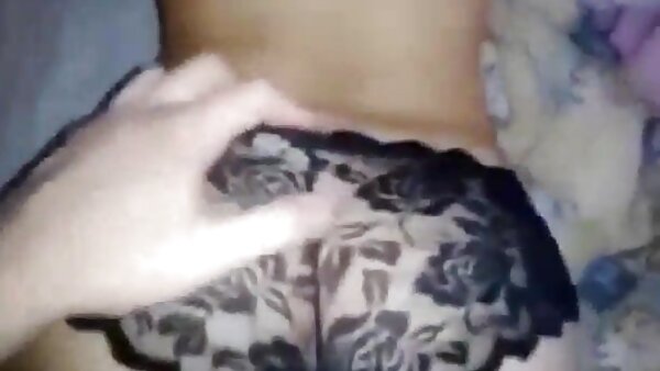 Tanya Tate yang cantik dicucuk di budak perempuan sangap atas lantai dan menggosok kelentitnya