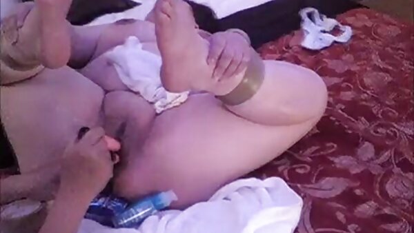 Pelacur murahan Hitomi Odagiri mendapat dia basah berbulu twat dicucuk dengan dildo dan kemudian dengan batang budak melayu sangap sebenar