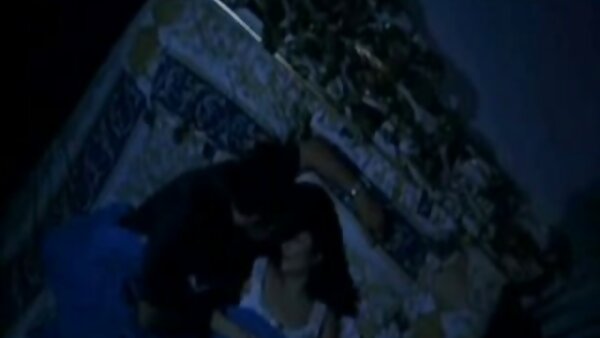Kinky Aiden Starr menutup payudaranya batang pelir dengan krim dan menjilatnya