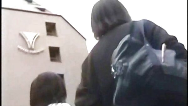 Pelacur besar video lelaki sangap Lexxxi Lockhart menanggalkan perlahan-lahan dan memberikan blowjob panas
