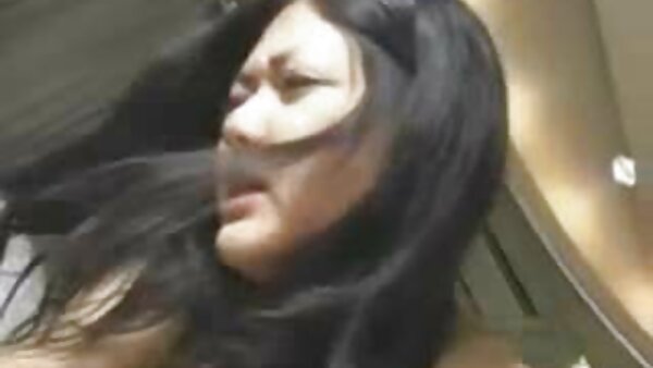 Jalang suka bermain Cameron Cain mencucuk tetek sangap farajnya yang ketat dengan dildo panjang dan memberikan blowjob