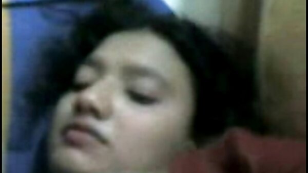 Lelaki sesat budak melayu sangap seksual sedang menggerudi kemaluan berambut perang dengan dildo gemuk