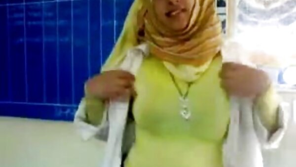 Bootylicious budak sekolah sangap Sheena Shaw menunjukkan bonggolnya