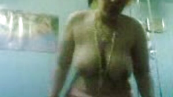 Pelacur kulit pucat Haley Scott bergambar pada cam mempamerkan badannya dan kemudian menghisap kayu hitam yang tumblr sangap keras
