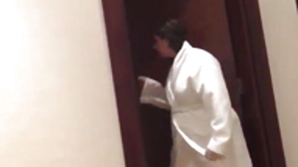Gadis whorish sangap poen bertemu dengan seorang lelaki di jalan dan bersetuju untuk membuat video lucah