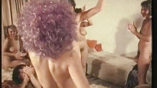 Nelly budak sekolah sangap Bravo mempunyai mainan dildo kaca yang bagus. Bahagian 2