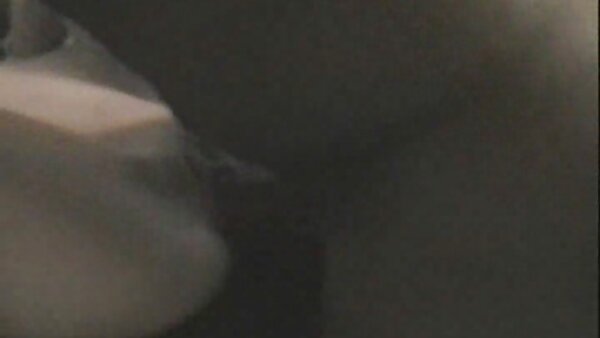 Wild Donna Keller memberikan blowjob kepada tukang paip dan kacau dari belakang video perempuan sangap