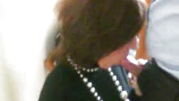 Tunggangan awek melayu sanggap bimbo Asia berambut perang dan seksi dan meniduri seorang lelaki kulit putih