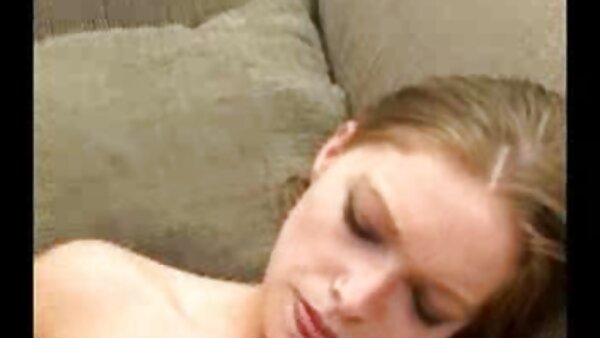 Comel bintang porno si perempuan melayu sangap rambut coklat kerinting meniup zakar panjang yang sangat besar