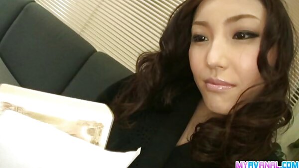 Awek si rambut coklat enchantress Victoria Love batang pelir suka bermain dengan farajnya