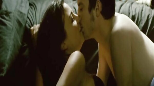 Pelacur kayu hitam seksi Angel Eyes sedang melakukan seks oral yang tante sangap ghairah
