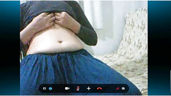 Perempuan murahan saucy Sandra menghisap sosej perempuan sangap konek daging yang besar