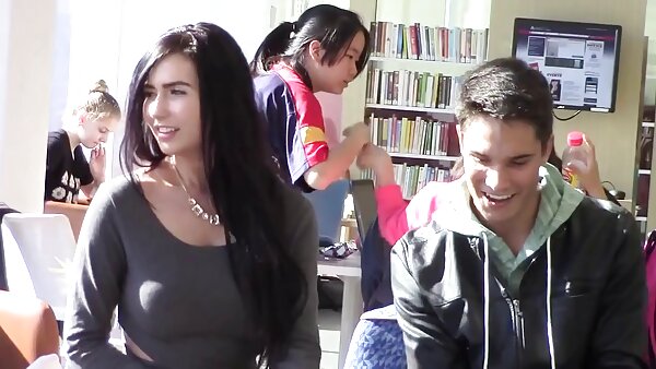 Anak ayam remaja Kacie memberikan kepala kepada Ferris tante sangap