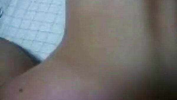 Gadis sangap awek kolej kecil Sumire Kanno dikacau teruk dalam adegan seks bertiga