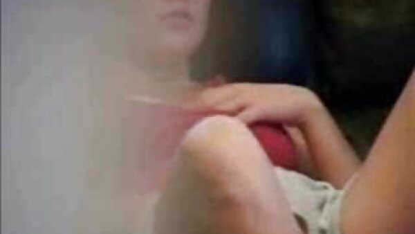 Keldai gemuk Kelly Devine membuat awek melayu sangap batang pantatnya digerudi di atas sofa merah