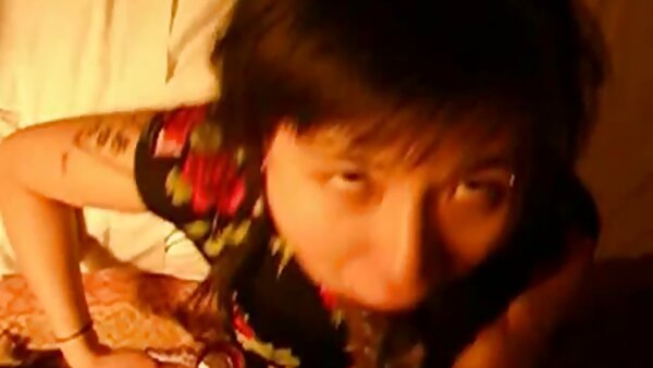 Lubang punggung budak melayu sangap lazat seorang babe euro ternganga tegar di atas sofa kulit