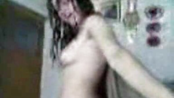 Pembantu rumah seksi Mako Mochi melebarkan kakinya dan melayani tetek sangap tuannya